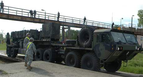 Amerit vojci pivezli protiraketov stely Patriot do polskho Morongu (26. kvtna 2010)
