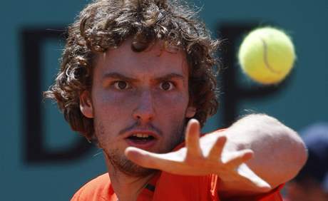 Ernests Gulbis skonil svou cestu grandslamovou Pa u v prvnm kole. Musel pro zrann vzdt.