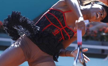 Venus Williamsová se v Paříži představuje v netradičním tenisovém úboru.
