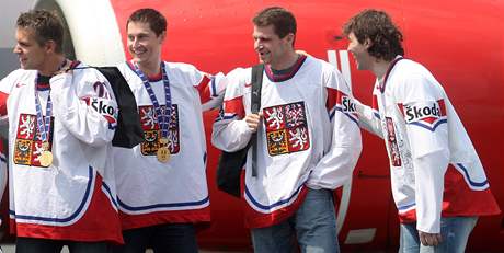 Petr Hubáček po příletu hokejových mistrů světa na pražské letiště (druhý zprava vedle Jaromíra Jágra)