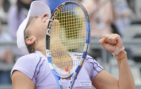 Rumunsk tenistka Alexandra Dulgheruov se raduje ze zisku titulu na turnaji ve Varav