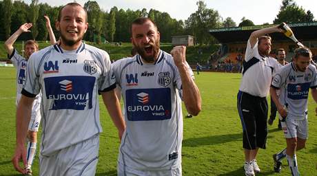 Jaroslav mrha (vlevo) a Luká Dvoák, fotbalisté Ústí nad Labem, se radují z postupu do první ligy