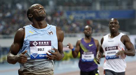 Usain Bolt po vítzství v bhu na 200 metr v Diamantové lize v anghaji