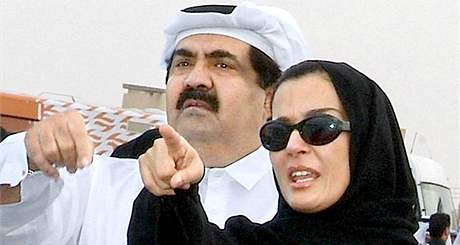 Katarsk ejk emr Hamd bin Chalfa al-Sn a jeho manelka ejka Mozah Bint Nasser al Missned.