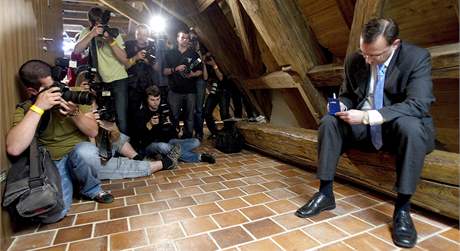 Pedseda ODS Petr Neas si v mobilnm telefonu te blahopejn textov zprvy. (29. kvtna 2010)