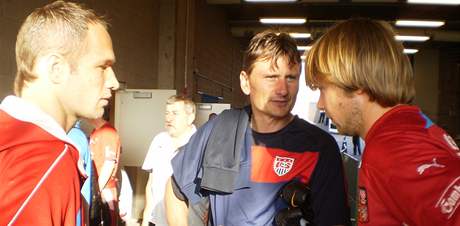 Lubo Kubík, asistent trenéra Spojených stát amerických, v rozhovoru s eskými hrái Janem Polákem a Jaroslavem Plailem (vpravo)
