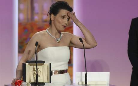 Juliette Binocheová pebírá cenu na festivalu v Cannes 2010