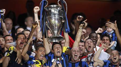 Naposledy pohár pro vítze Ligy mistr zvedli na hlavu letos na jae fotbalisté Interu Milán