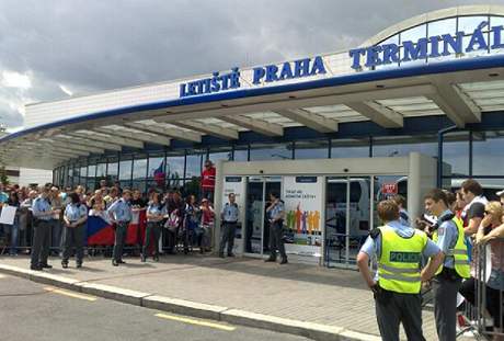 Fanoušci čekají na letišti v Ruyzyni na přílet hokejových mistrů světa.
