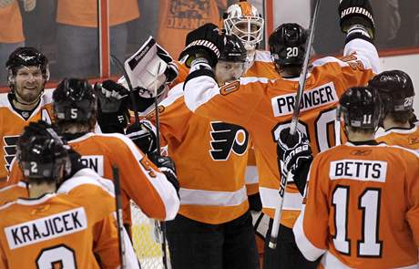 Hokejisté Philadelphie se radují z postupu do finále Stanley Cupu. Vlevo dole eský obránce Luká Krajíek.