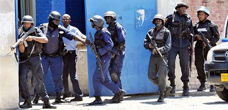 Jednotky policie a armdy bojuj v jamajsk metropoli Kingstonu s gangy drogovho bosse. (26. kvtna 2010)