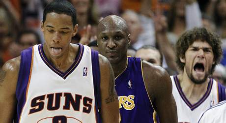 Channing Frye (vlevo) a Robin Lopez z Phoenixu Suns se podleli na vhe nad LA Lakers. Logicky maj lep nladu ne Lamar Odom (uprosted). 