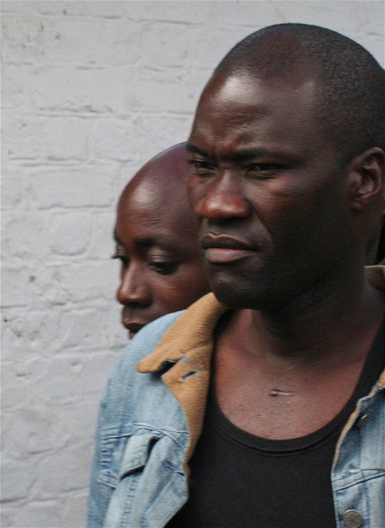 Homosexuálové Tiwonge Chimbalanga (vpravo) a Steven Monjeza byli v Malawi odsouzeni za symbolický satek. (20. kvtna 2010)
