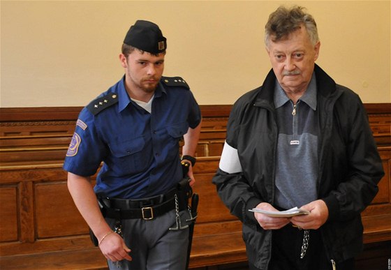 Olomoucký vrchní soud sníil trest tyiasedmdesátiletému Jiímu Mikechovi z osmi na tyi roky odntí svobody.