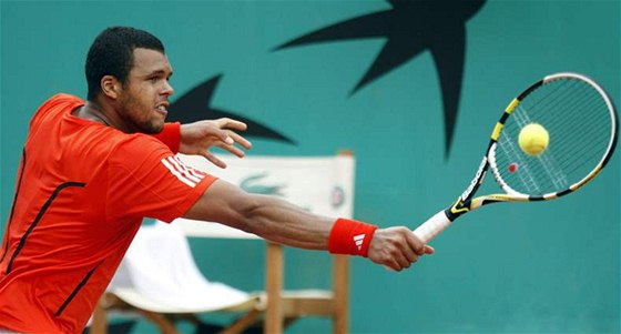 JSEM DOMA, NEBO NE? Jo-Wilfried Tsonga se na Roland Garros rozhodn necítí jako na domácím turnaji.
