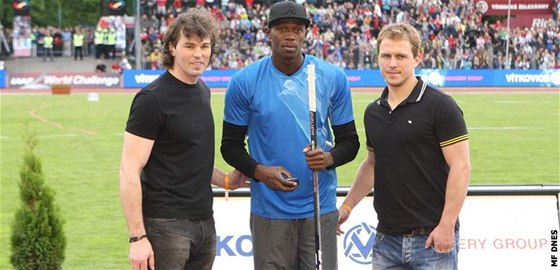 HVZDY. Na Zlaté trete pedali hokejku Usainu Boltovi Jaromír Jágr a Petr Vampola (vpravo). Bolt se stal kapitánem jamajského hokejového mustva