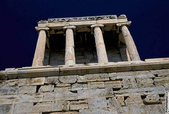 Akropolis, dominanta a symbol Atén. Ilustraní foto.
