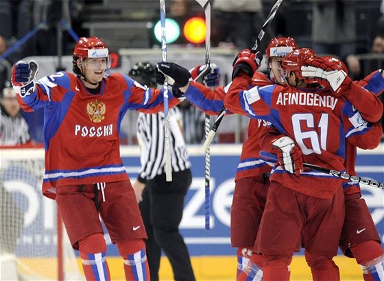 RASÍJA, RASÍJA! Hokejisté Ruska slaví gól ve č tvrtfinále proti Kanadě.