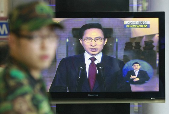 Jihokorejský prezident I Mjong Bak oznamuje opatení proti KLDR za potopení námoní korvety letos v beznu (24. kvtna 2010)