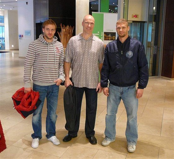 S LEGENDOU. Jan Marek (vlevo) a Martin Rika (vpravo) se nechali vyfotit s Markem Messierem