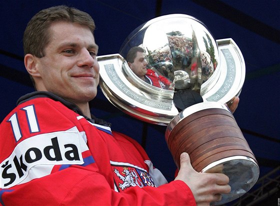 Petr Hubáček přivezl na Brněnskou přehradu před soutěžním ohňostrojem festivalu Ignis Brunensis zlatou medaili i pohár mistrů světa v ledním hokeji