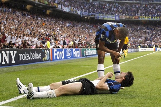 Diego Milito (dole) a Samuel Eto'o se radují z gólu Interu Milán ve finále Ligy mistr.