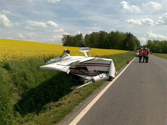 U Hostoun havaroval ultralight. Pilot vyvázl bez zranní, pasaér ml porannou hlavu.  (24. kvtna 2010)