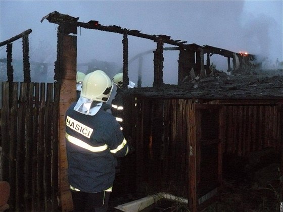 V Beneovicích na Tachovsku chytla zahradní chata. Uhoel v ní lovk. (26. kvtna 2010)