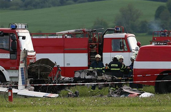 Sportovní letoun Zlín 142 se zítil na letiti v Pílezech na Karlovarsku. Pilotka zahynula. (28. kvtna 2010)