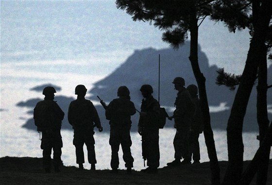 Jihokorejtí vojáci na strái na ostrov Peng-njong poblí hranic se Severní Koreou (20. kvtna 2010)