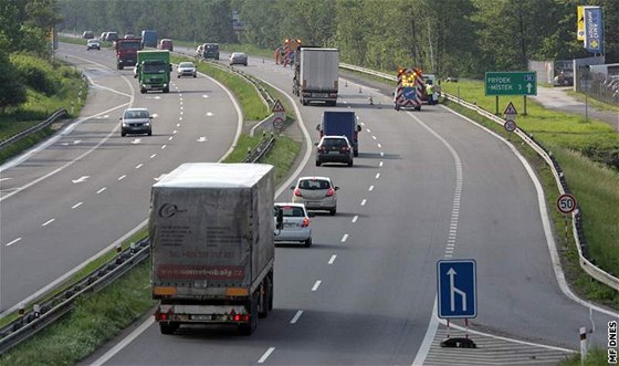 Opravený úsek. editelství silnic a dálnic nechalo opravit ást cesty do Ostravy, která poniená nebyla. (25. kvtna 2010)