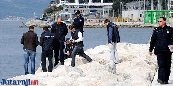 Chorvattí policisté prohledávají místo nálezu mrtvé eny ve Splitu.