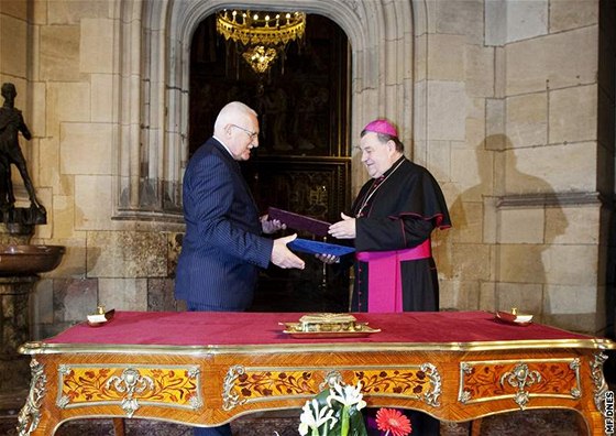Václav Klaus a Dominik Duka podepsali dohodu o rozdlení práv ke katedrále sv. Víta na Praském hrad (24. kvtna 2010)