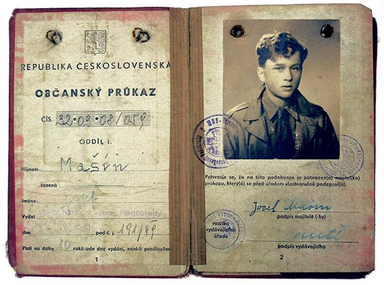 Občanský průkaz, který doputoval s Josefem Mašínem až do svobodné západní zóny v Berlíně.