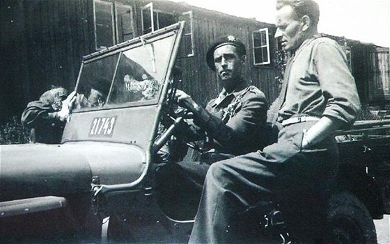 Žatecký odbojář Karel Sabela (za volantemú na fotografii krátce před tím, než byl s dalšímy členy skupiny Praha - Žatec zatčen a popraven pro pokus o státní převrat.
