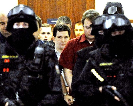 Líení u ostravského soudu v kauze Vítkov provází písná bezpenostní opatení. (25. kvtna 2010)