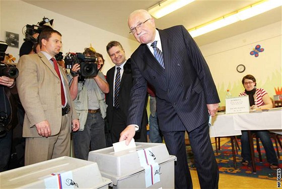 Prezident Václav Klaus odvolil v Praze - Kobylisích. (28. kvtna 2010)