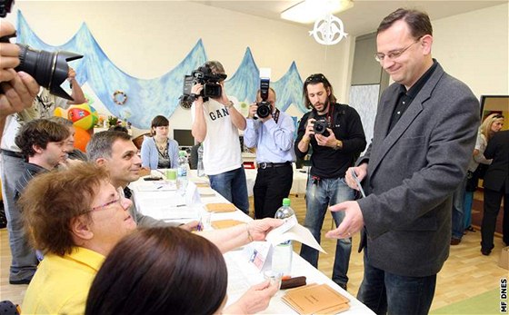 Pedseda ODS Petr Neas odvolil v Ronov pod Radhotm za velkého zájmu médií. (28. kvtna 2010)