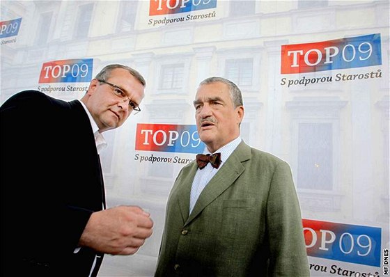 Vedení TOP 09 - místopedseda Miroslav Kalousek a pedseda Karel Schwarzenberg