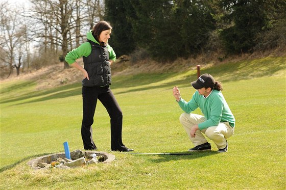 Tereza u ví, co na golfovém hiti znamená modrá barva. Trenér Jakub Vaanský jí radí, jak se chovat, kdy vstoupí do hry.