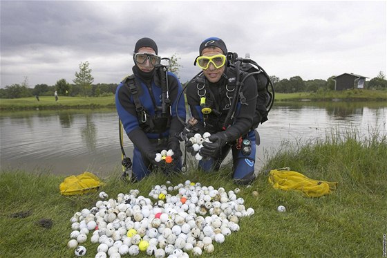 Výlov golfových mík z vodních pekáek - dkaz, e hlavn zaáteník hodn ztrácí a e levných pouitých balon bude na trhu dost.