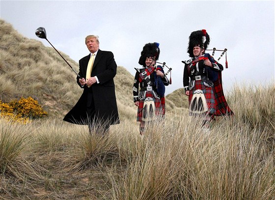 Americký magnát Donald Trump odpaluje golfový míek v Menie Estate u skotského Aberdeenu na míst, kde hodlá postavit luxusní golfový areál.