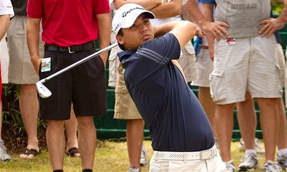 Jason Day dokázal i pes zdravotní problémy zahrát est birdie a dv bogey. Díky tomu se s dalími tymi hrái dlí o vedení