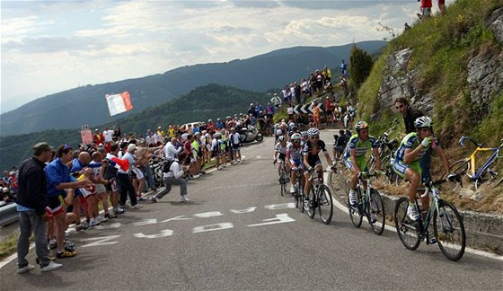 Italský cyklista Vincenzo Nibali v ele.