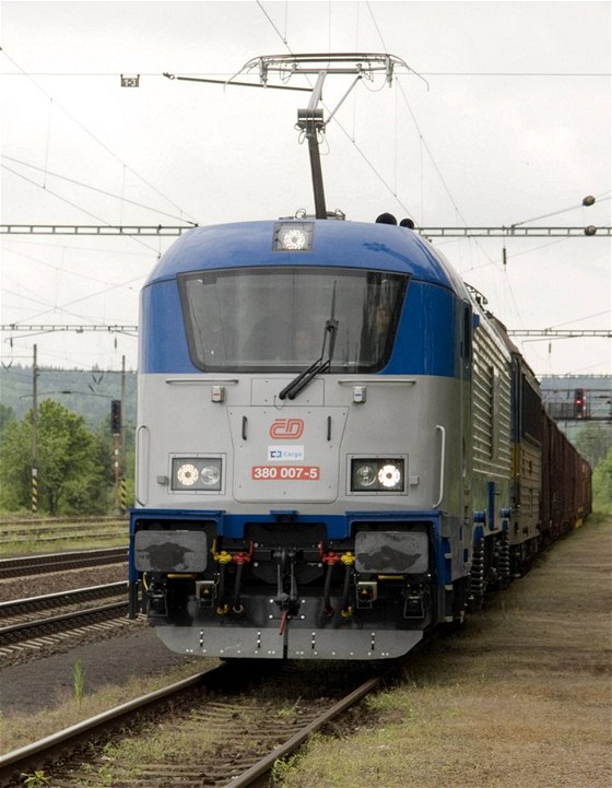 Lokomotova řady 380 poprvé vede vlak