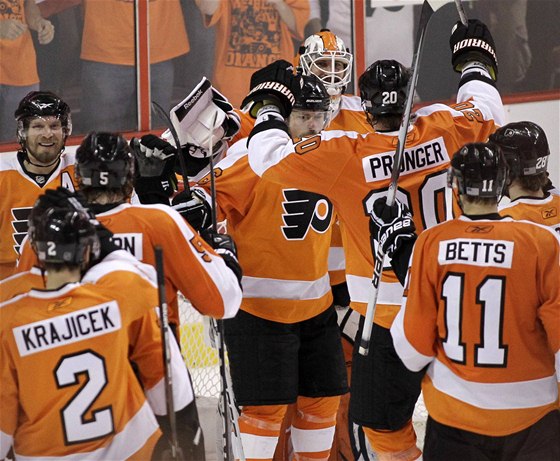 Hokejisté Philadelphie se radují z postupu do finále Stanley Cupu. Vlevo dole eský obránce Luká Krajíek.