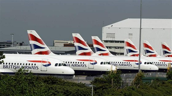 Letadla British Airways stojí na letiti Heathrow.