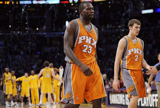 Jason Richardson (23) a Goran Dragi z Phoenixu Suns odcházejí smutn po závreném hvizdu. V pozadí  radost hrá LA Lakers.