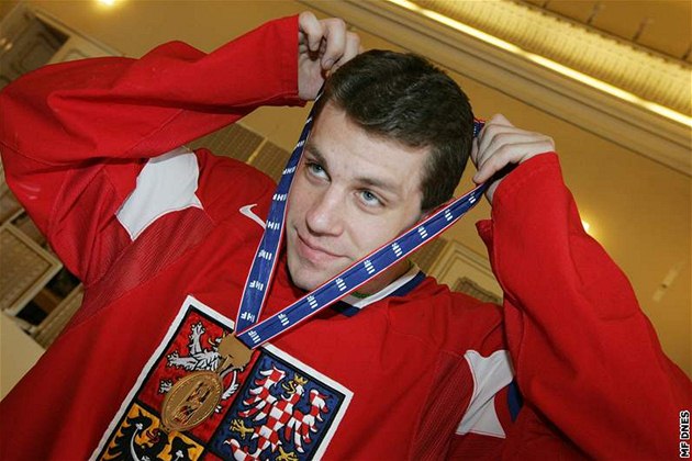SE ZLATEM. Hokejový úto�ník Petr Hubá�ek s nejcenn�j�í medailí z MS 2010