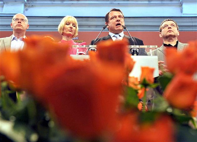 �SSD sice volby vyhrála, p�edseda Ji�í Paroubek p�esto oznámil rezignaci na post p�edsedy strany. Sociálndí demokraté toti� nejspí� neslo�í v�t�inovou vládu.